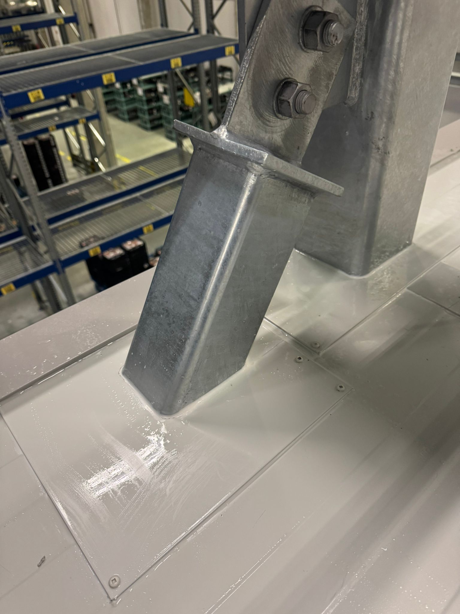 Afwerking rond de doorgang van de staalconstructie door de beplating.