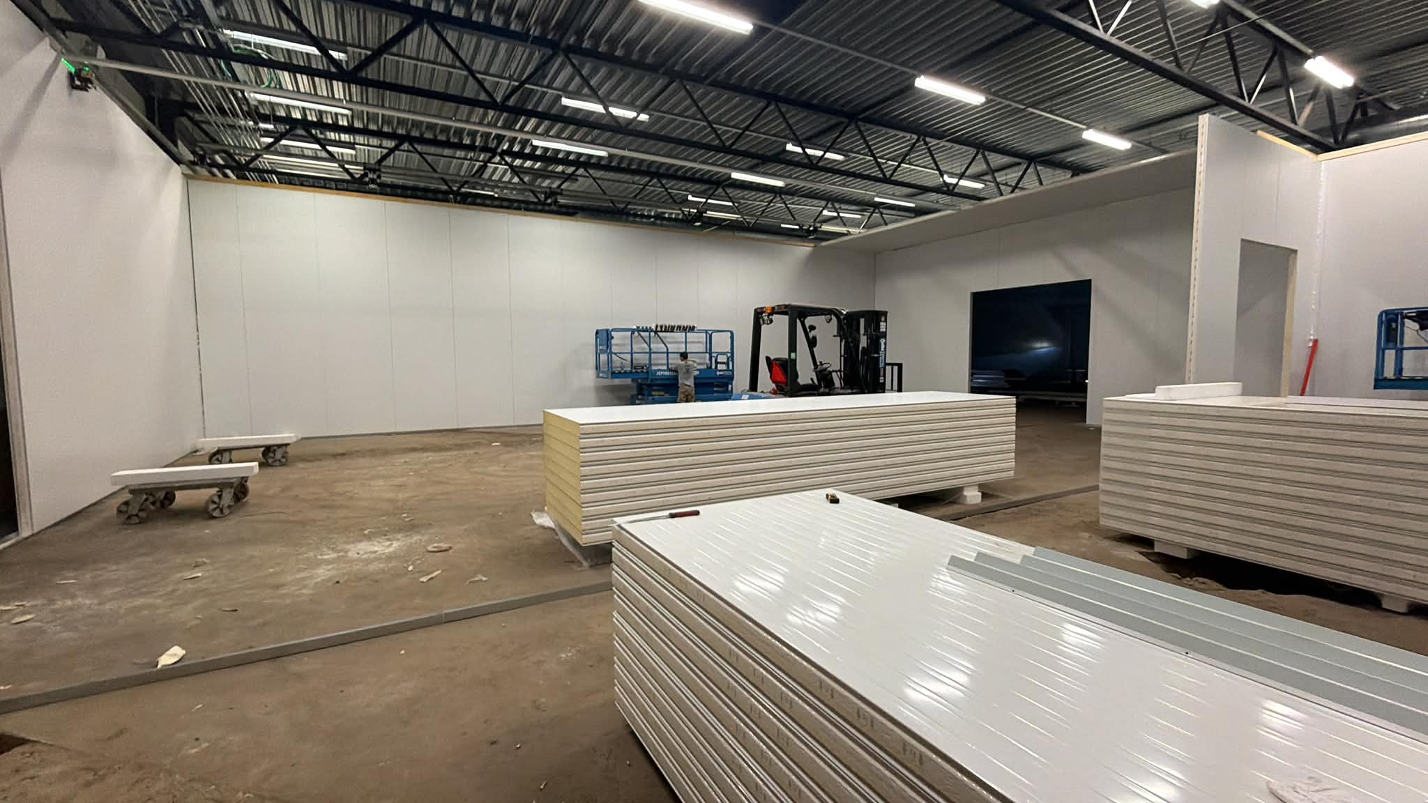 Paneelmontage binnen een gebouw