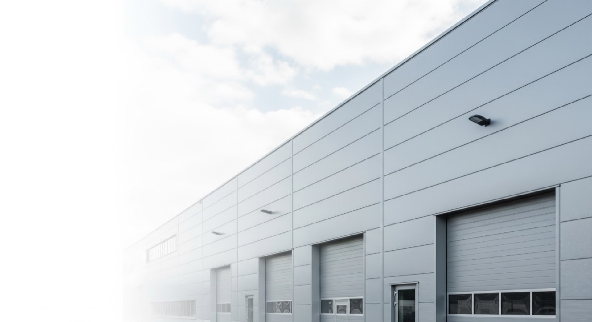 Montage van sandwichpanelen — industriële hal in Nederland